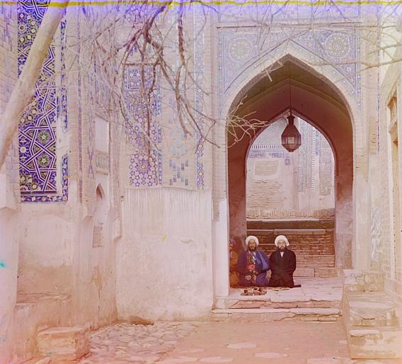 Двое мужчин сидят в мечети в Самарканде.