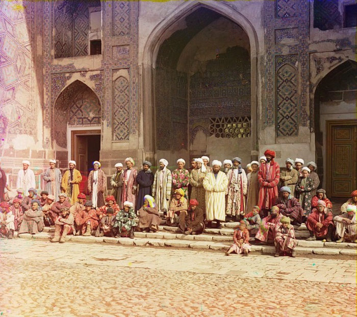 Прихожане у мечети в Самарканде.