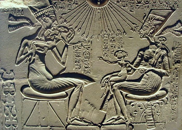 Эхнатон, Нефертити и их дети.