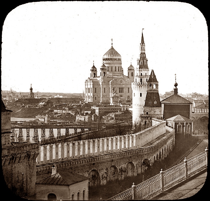 Вид из Кремля на храм Христа Спасителя.