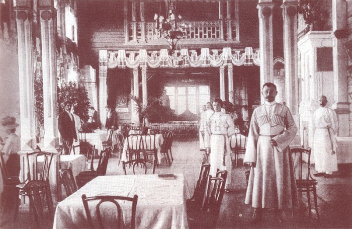 Ресторан в Москве начала века.