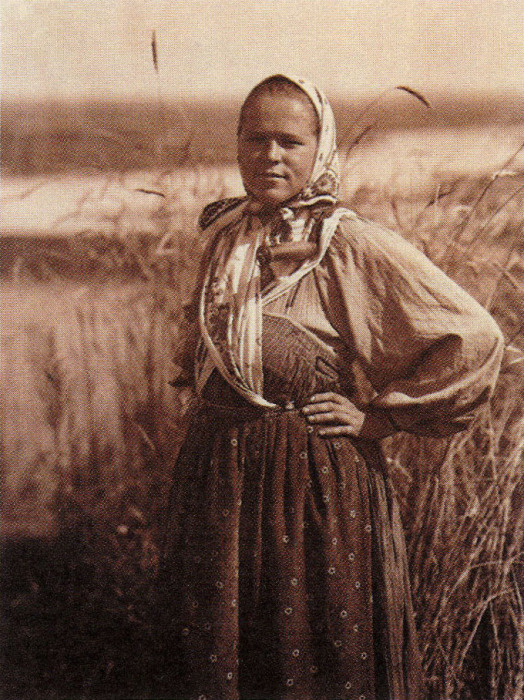 Жница. Фото С.А. Лобовикова. 1914-1916 гг.
