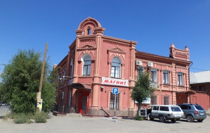 Дом купца Ахметзяна Нигматуллина, построенный в 1904 году. Здесь в 1910-х годах проводились репетиции театральной труппы Орска.