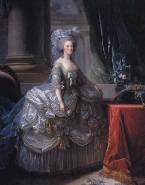 Мария-Антуанетта в придворном платье с широким панье.