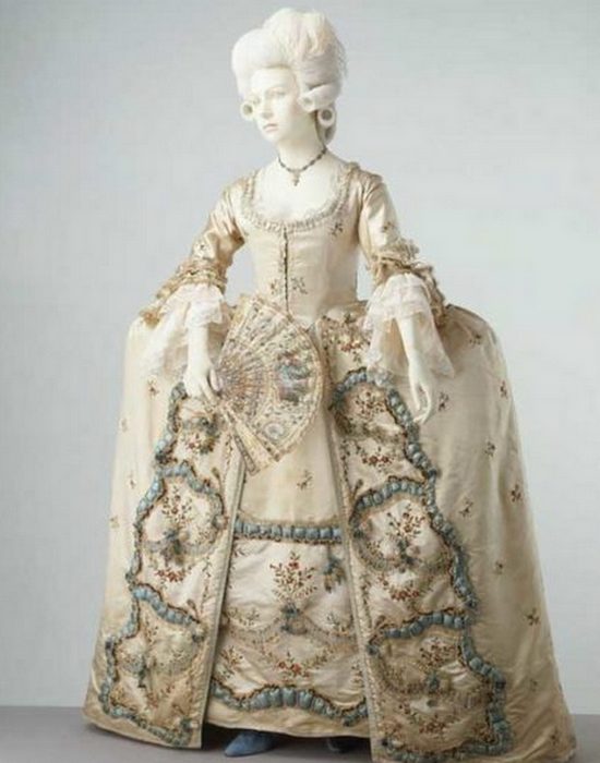 В 1780-е годы подобные юбки носили при королевских дворах.