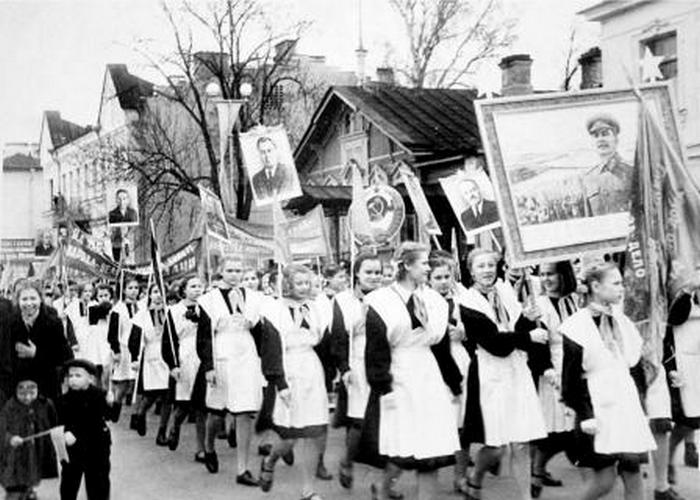 Школьницы на первомайской демонстрации. Царское село. Начало 1950-х.
