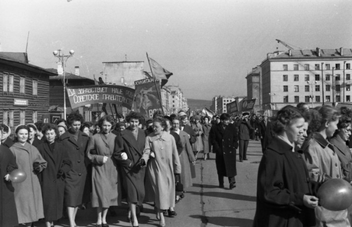 Советские трудящиеся на первомайской демонстрации.