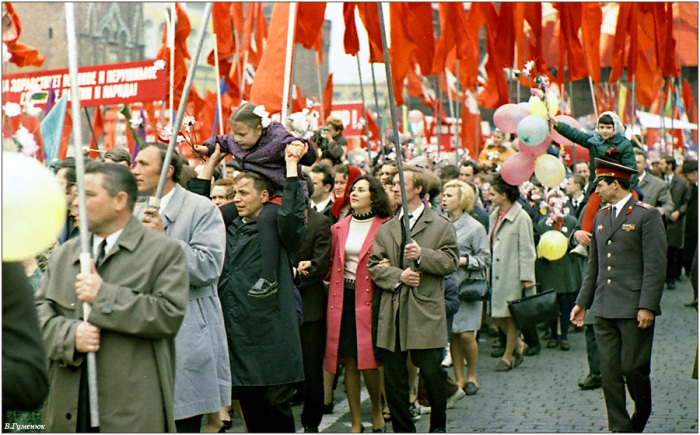 Советские трудящиеся на первомайской демонстрации. 1970.