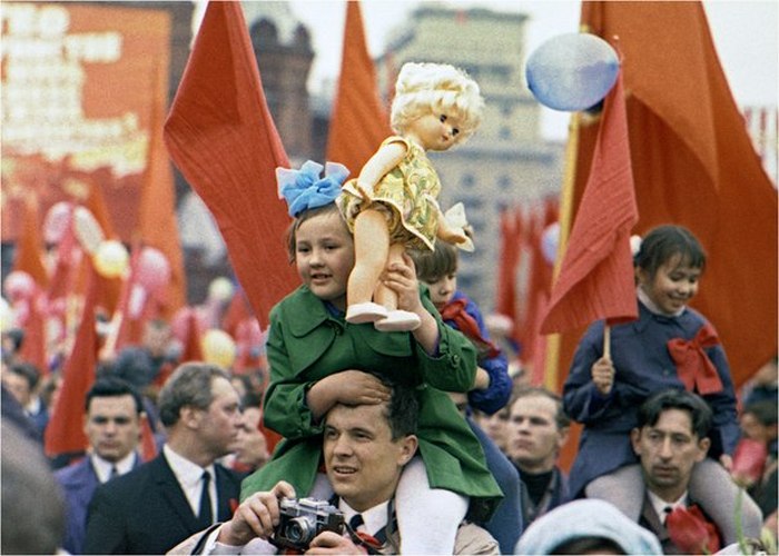 Советские трудящиеся на первомайской демонстрации. 1970.