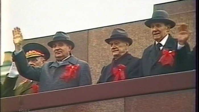 Члены Политбюро приветствуют участников первомайской демонстрации в Москве.