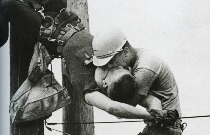 «Поцелуй жизни», или История фотографии, которая на никого не оставит равнодушным
