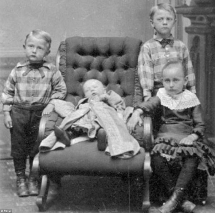 Сестра и братья рядом с умершим ребёнком выглядят весьма испуганными.