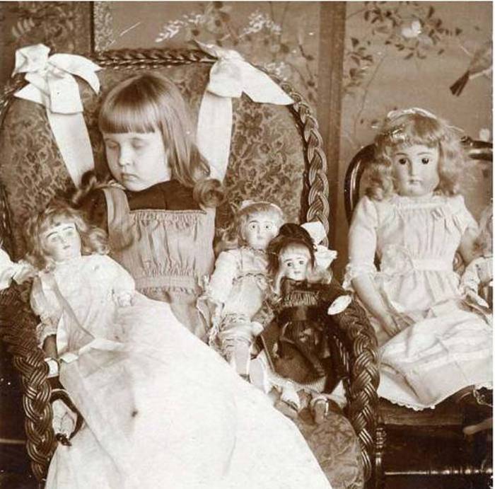 Девочка со своими куклами.