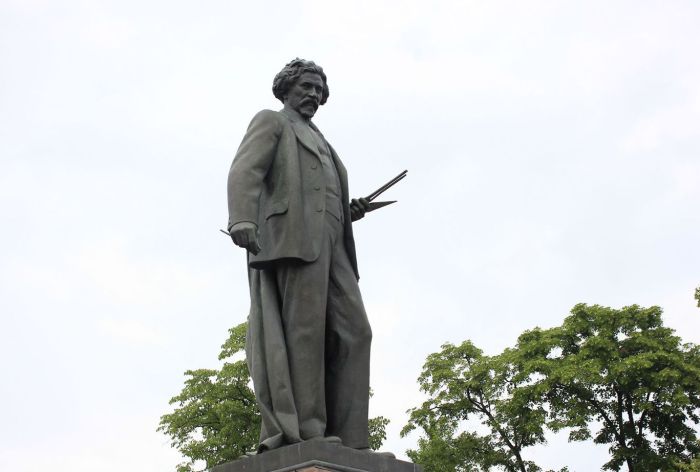 Памятник Илье Репину в Москве.