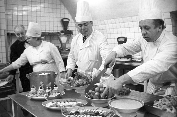 На кухне ресторана «Арагви», 1977 год.
