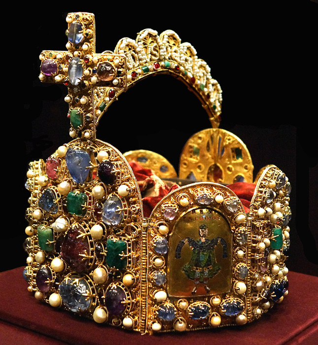 Корона королей и императоров Священной Римской империи. / Фото: www.runivers.ru.