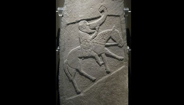 Булионский камень - пиктский камень с изображением конного воина, который пьет из большого рога. Музей Шотландии, Эдинбург.