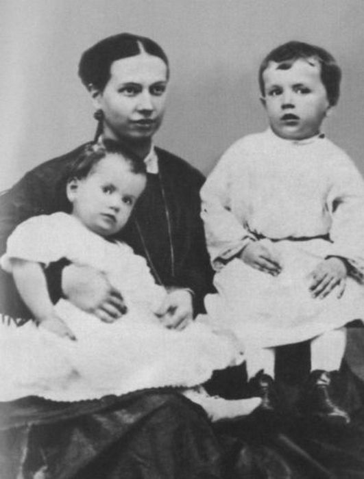 Софья Андреевна с детьми.