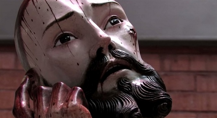 Статуя Иисуса с настоящими зубами.