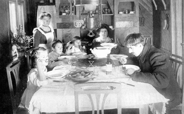 Семья Чуковских за обедом.
