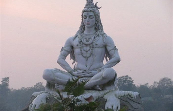 Статуя Шивы на реке Ганг.