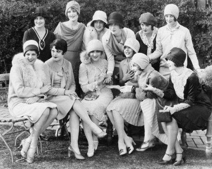 Коллективное фото. Модницы 1920-х.
