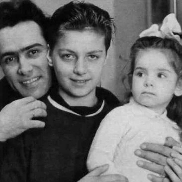 Молодая семья: Николай Сличенко с женой и дочерью.