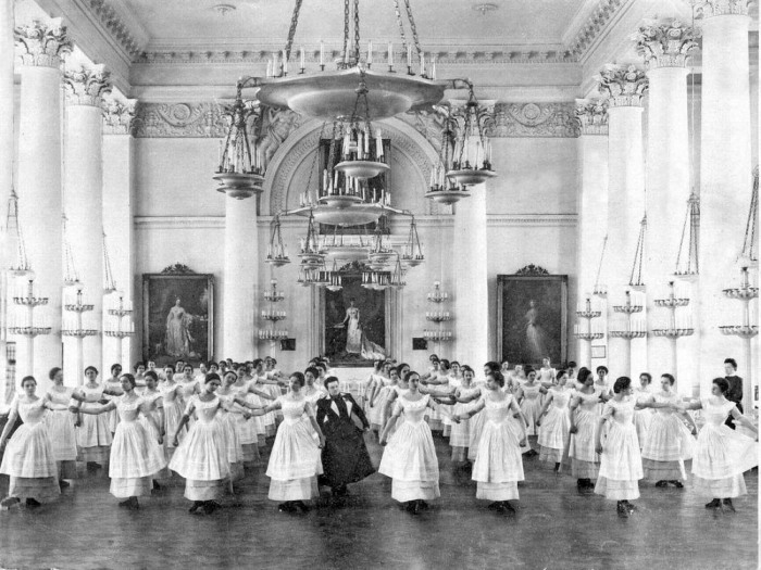 Воспитанницы Смольного института благородных девиц на уроке танцев. 1901 г.