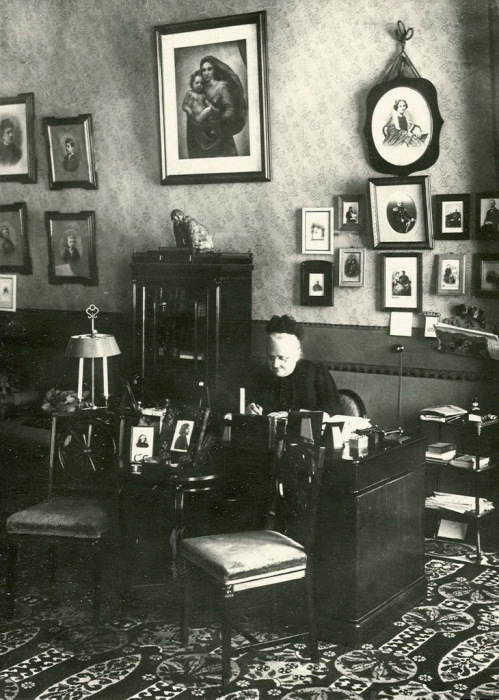 Начальница Смольного института Е.А. Ливен в кабинете за письменным столом.