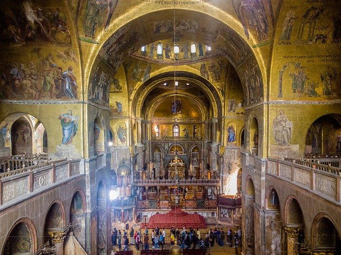 Интерьер базилики - самой красивой из всех церквей в Венеции.