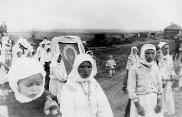 Деревенские женщины на крестном ходе.