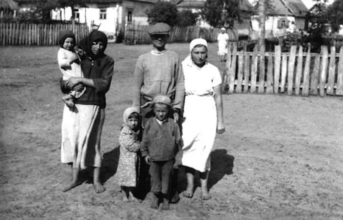 Жители советской деревни в объективе немецкого фотографа.