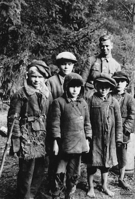 Немецкий солдат с деревенскими детьми.