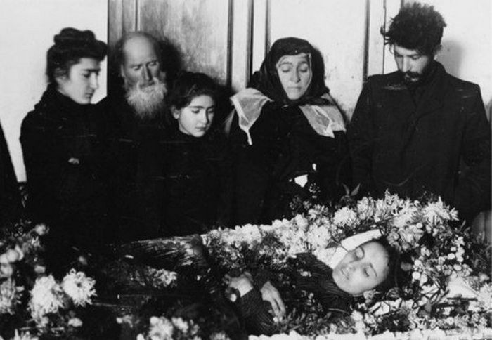 Сталин на похоронах своей первой жены Като Сванидзе, 1907 г.