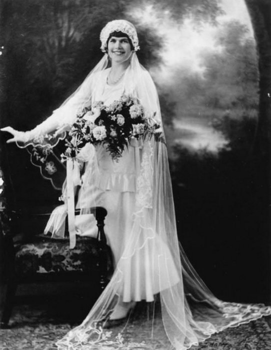 Невеста в атласном платье с косым подолом и вышитой вуалью