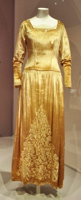 Свадебное платье из золотого бархата, 1927 год. В нем Мод Сесил вышла замуж за Ричарда Гревилла.