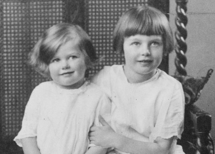 Маргарет Тэтчер в детстве с старшей сестрой./ Фото: mr-freeman.ru