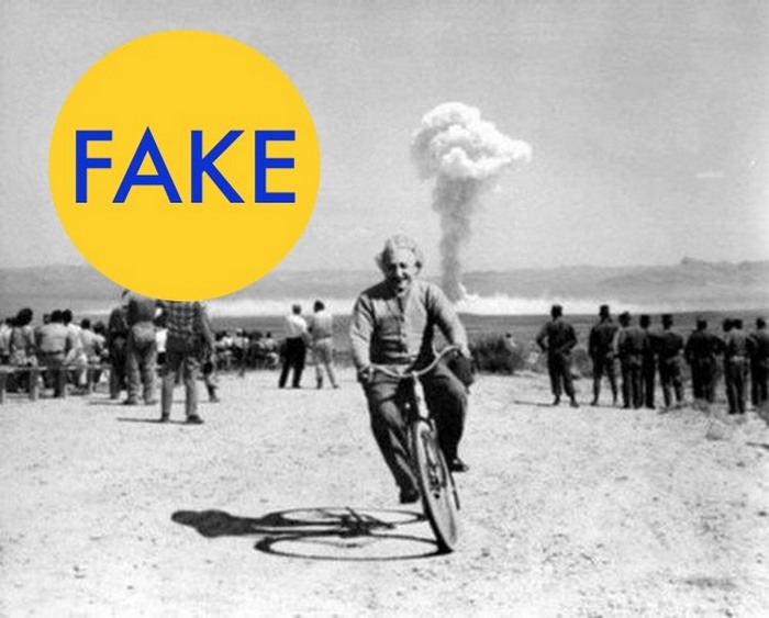Эйнштейн, колесящий на велосипеде на фоне испытания атомной бомбы.