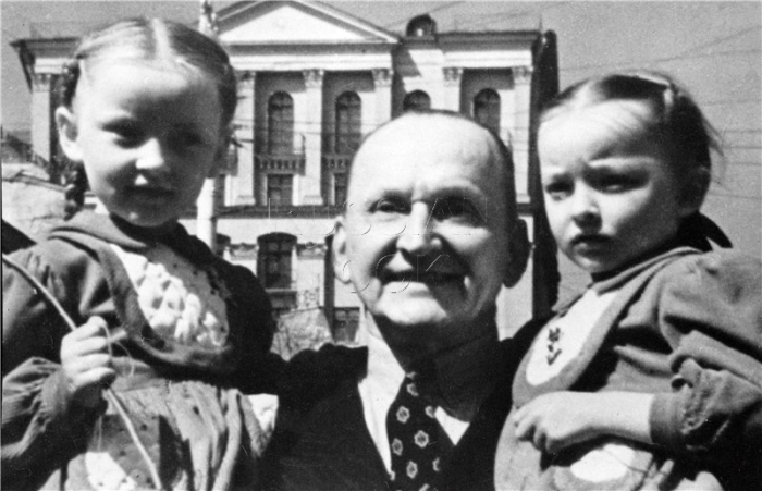 Александр Вертинский с дочерьми Марианной и Анастасией.
