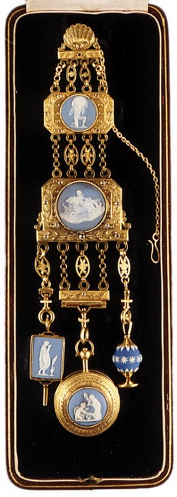 Роскошный шатлен из золота, украшенный бриллиантами и яшмой, на котором подвешены часы, ключи и печать.