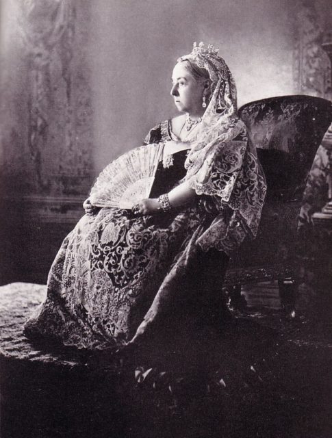 Виктория со свадебным веером, позирующая для юбилейного портрета, 1897 год.