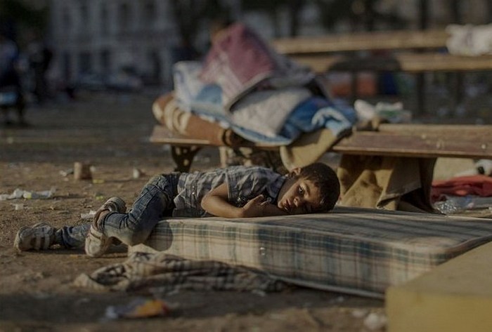 Абдулла, 5 лет. Спит на улице у вокзала в Белграде, Сербия.