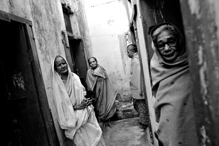 Белые вдовы в Индии приравниваются к прокажённым.