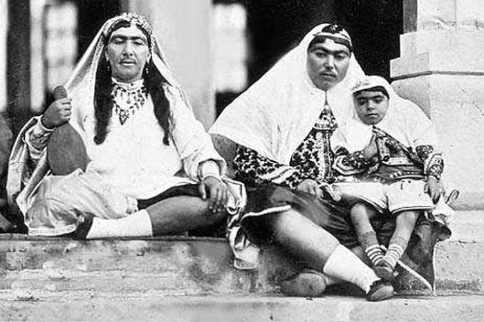 Несравненная Анис аль-Долех - любимая жена шаха (справа).