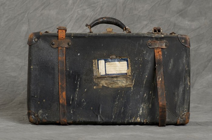 Один из 400 чемоданов, найденный на чердаке в  Willard Asylum.