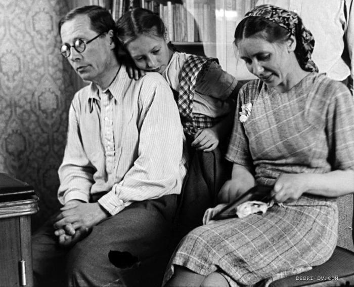 Николай Алексеевич, Екатерина Васильевна и Наташа. Фото 1946 года.