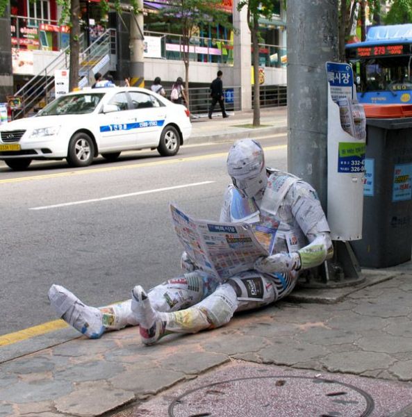 Современная городская скульптура 'Читающий газету'