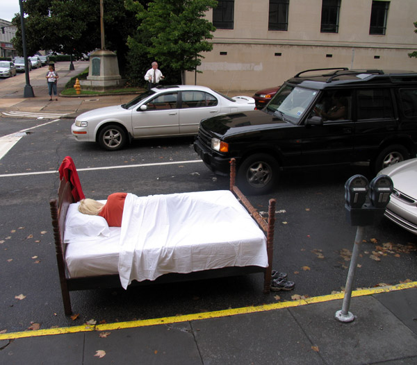 Современная скульптура "Спящий на дороге"