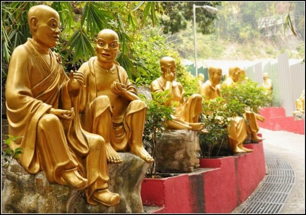 Скульптурные Будды ведут беседы