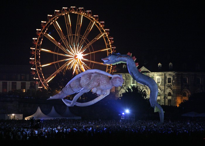 Воздушное шоу Les Plasticiens Volants: гигантские летающие марионетки